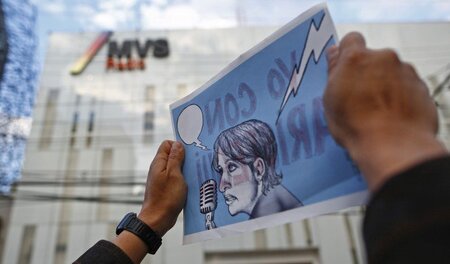 Ein Demonstrant protestiert vor der Radiostation MVS mit einem B... Ein Demonstrant protestiert vor der Radiostation MVS mit einem B...