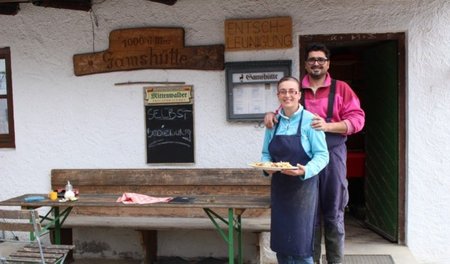 Räumungsbedroht: Lenka und Bernhard Anton Raubal vor der Gamshüt... Räumungsbedroht: Lenka und Bernhard Anton Raubal vor der Gamshüt...