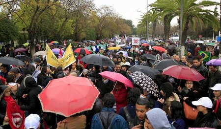 Mehr Schirme als Transparente: Auftaktdemonstration des Weltsozi... Mehr Schirme als Transparente: Auftaktdemonstration des Weltsozi...