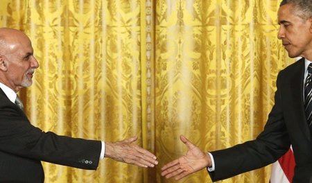 Nahezu Hand in Hand: US-Präsident Obama und sein afghanischer Am...