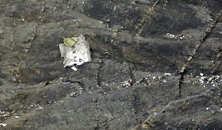 Wrackteile der Germanwings-A320 an der Absturzstelle (25.3.2015)