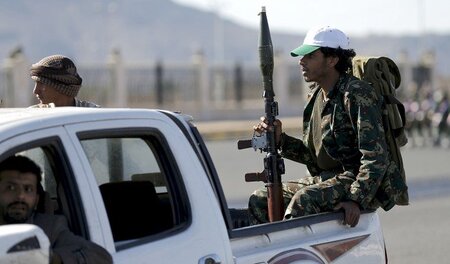 Ansarollah-Kämpfer patrouillieren am Mittwoch in Sanaa Ansarollah-Kämpfer patrouillieren am Mittwoch in Sanaa