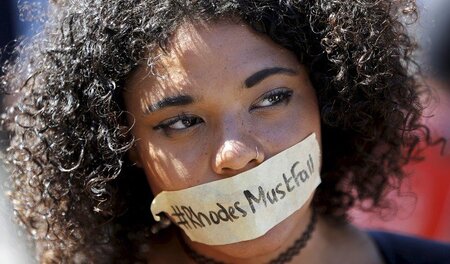 »Rhodes muss fallen«, fordert diese Studentin bei einer Protesta...