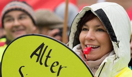 Beschäftigte im öffentlichen Dienst kämpfen unter anderem für 5,...