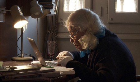 Nawal El Saadawi an ihrem Arbeitsplatz im Schlafzimmer ihrer Woh...