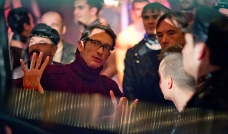 Auf den Topf halten: Oskar Roehler am Set von "Tod den Hippies!"