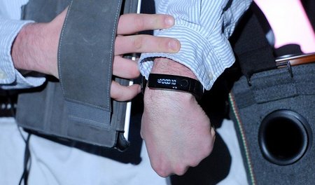 Mit Fitnessarmband auf der Elektronikmesse CES in Las Vegas (10....