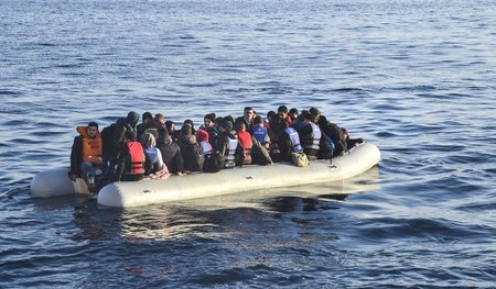 Diese Flüchtlinge aus dem Irak und Syrien in der Ägäis versuchte...