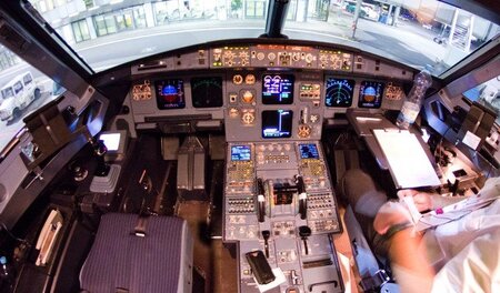 Cockpit des später verunglückten Flugzeugs am 22. März auf dem F...