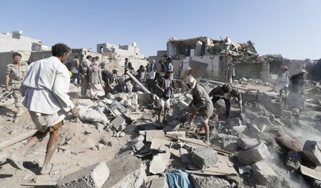 Mit bloßen Händen suchen Helfer in den Trümmern dieser zerbombte...