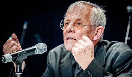 Rolf Becker bei der Podiumsdiskussion auf der XX. Internationale...