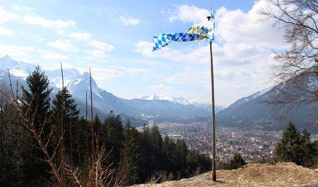 Die blau-weiße Fahne flattert friedlich im Wind, doch in den Ber...