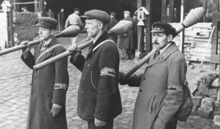 Verteidigung bis fünf nach Zwölf: Drei Volkssturmsoldaten mit Pa...