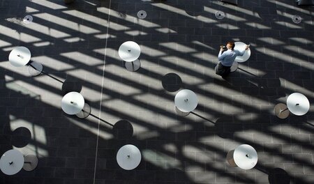 »Hier bleibt gefälligst jeder am Platz« &ndash; runde Tische und...