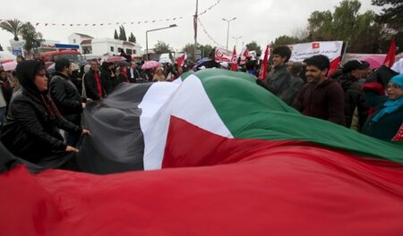 In Übergröße war die Flagge Palästinas auch bei der Demonstratio...