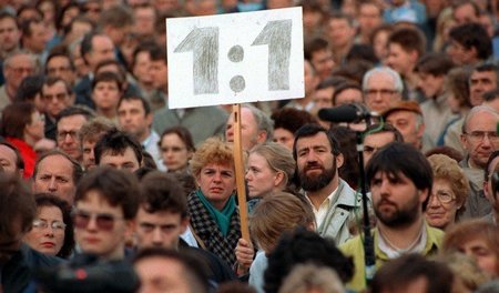 Einen Umtauschkurs von DDR- in D-Mark eins zu eins forderten im ...