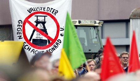Rund 1.000 Menschen demonstrierten am Donnerstag gegen ein nukle... Rund 1.000 Menschen demonstrierten am Donnerstag gegen ein nukle...