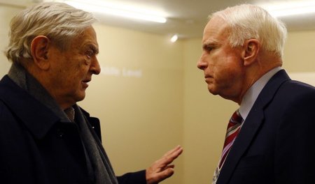 Verschiedene Wege, gleiches Ziel: US-Milliardär George Soros (l.... Verschiedene Wege, gleiches Ziel: US-Milliardär George Soros (l....