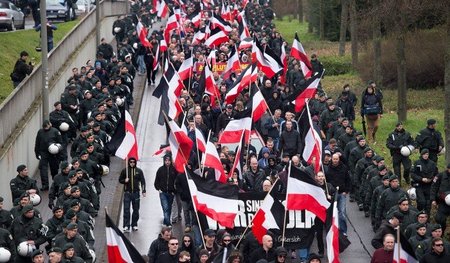 Fürsorglich begleitet: Teilnehmer der Neonazidemo ziehen durch D... Fürsorglich begleitet: Teilnehmer der Neonazidemo ziehen durch D...