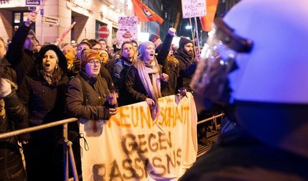 Oft kriminalisiert: Antifa-Proteste gegen Dügida und andere Rech... Oft kriminalisiert: Antifa-Proteste gegen Dügida und andere Rech...