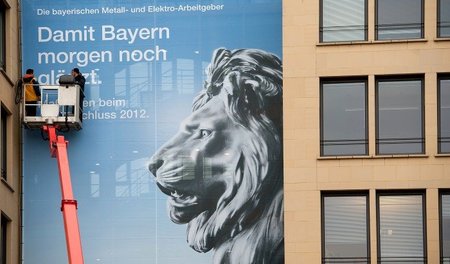 Wie Lobbycontrol mitteilte war der Verband der Bayerischen Metal... Wie Lobbycontrol mitteilte war der Verband der Bayerischen Metal...