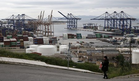 Die Privatisierung des größten griechischen Hafens in Piräus (Fo... Die Privatisierung des größten griechischen Hafens in Piräus (Fo...