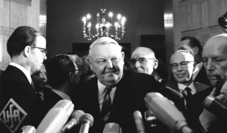 Der »Volkskanzler« stets und ständig im Dienste des großen Kapit...