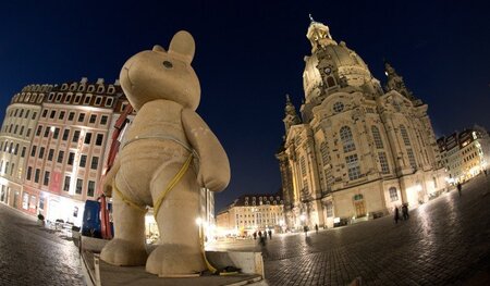 Angsthasen-Symbol am 23. März vor der Frauenkirche in Dresden, w... Angsthasen-Symbol am 23. März vor der Frauenkirche in Dresden, w...
