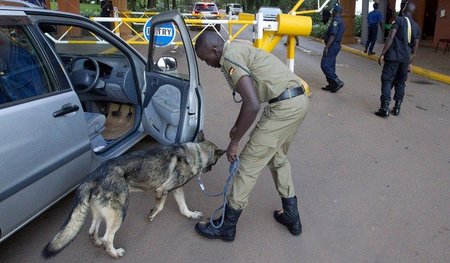 Sicherheitskontrolle vor einem Hotel in Kampala am vergangenen D... Sicherheitskontrolle vor einem Hotel in Kampala am vergangenen D...