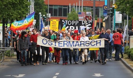 Protest gegen Aufrüstung, Waffenexporte und Krieg: Ostermarsch i...