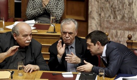 Intensive Debatte: Regierungschef Alexis Tsipras spricht mit sei...
