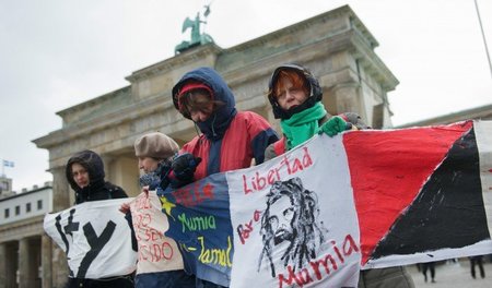 Freiheit für Mumia Abu-Jamal - hier gefordert beim Ostermarsch 2... Freiheit für Mumia Abu-Jamal - hier gefordert beim Ostermarsch 2...