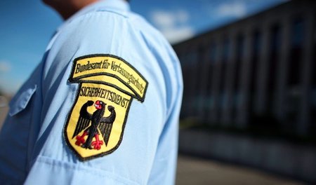 Mitarbeiter des Sicherheitsdienstes im Kölner Bundesamt für Verf...