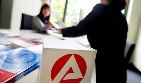 Mitarbeiterin der Arbeitsagentur Düsseldorf mit einer »Kundin« Mitarbeiterin der Arbeitsagentur Düsseldorf mit einer »Kundin«