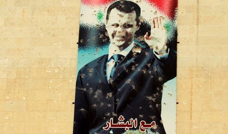 Zerschossene Wand mit dem Bildnis Assads im Zentrum von Idlib (F... Zerschossene Wand mit dem Bildnis Assads im Zentrum von Idlib (F...