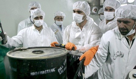 Iranische Atomwissenschaftler im Forschungszentrum im Kernkraftw...