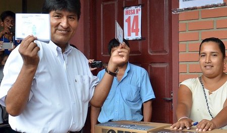 Boliviens Präsident Evo Morales am Sonntag bei der Stimmabgabe i...