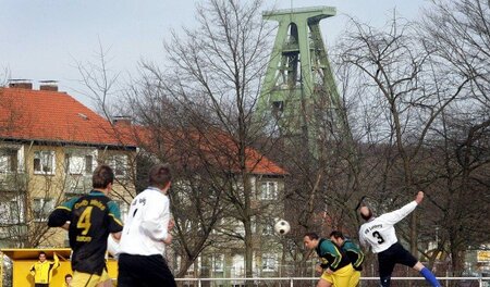 Bis die Fäuste fliegen: Kreisliga-Fußball im Ruhrgebiet