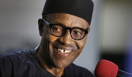 Das Lächeln des Siegers: Muhammadu Buhari auf einer Pressekonfer...