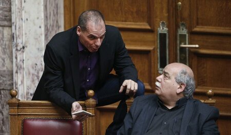 Die Bedürftigen zuerst: Innenminister Nikos Voutzis, hier mit Fi...