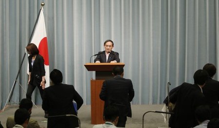 Pressekonferenz des japanischen Chefkabinettsekretärs Yoshihide ...