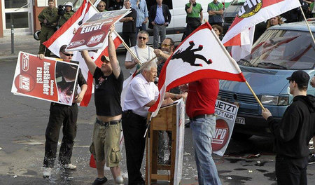 Juni 2011: Der Führer der rechtsradikalen NPD hetzt direkt neben...