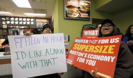 Mitarbeiter der US-amerikanischen Fastfoodkette protestieren im ...