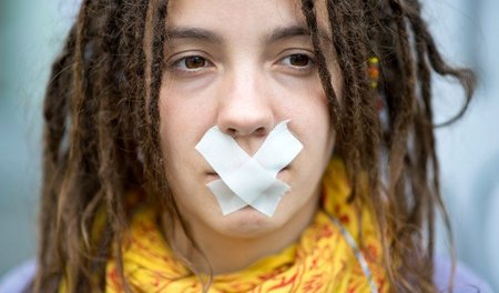 Proteste gegen drohende Abschiebung: Eine junge Iranerin demonst...