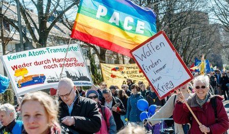 In Hamburg beteiligten sich am Montag etwa 1.000 Menschen am Ost...