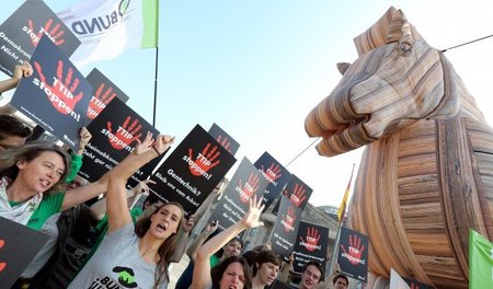 Trojanisches Pferd TTIP stoppen! Protest vor dem Reichstagsgebäu...