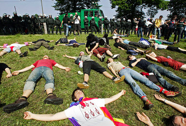 Yoga gegen Knüppel: Gipfelgegner beim Entspannen am Donnerstag i...