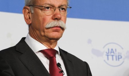 Daimler-Chef Dieter Zetsche wirbt am 28. Januar 2015 in Berlin b...