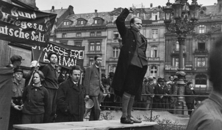 Kommunistischer Redner vor dem Opernhaus in Frankfurt am Main, F...