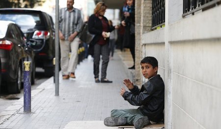 Flüchtlingselend : Ein syrischer Junge bettelt auf einer Straße ...